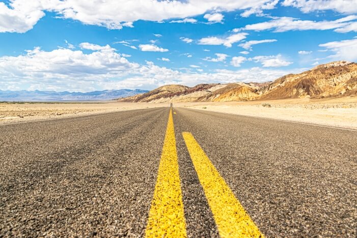 endlose Straße im Death Valley in den USA