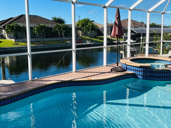 Poolbereich mit Blick auf den Kanal in Cape Coral Villa