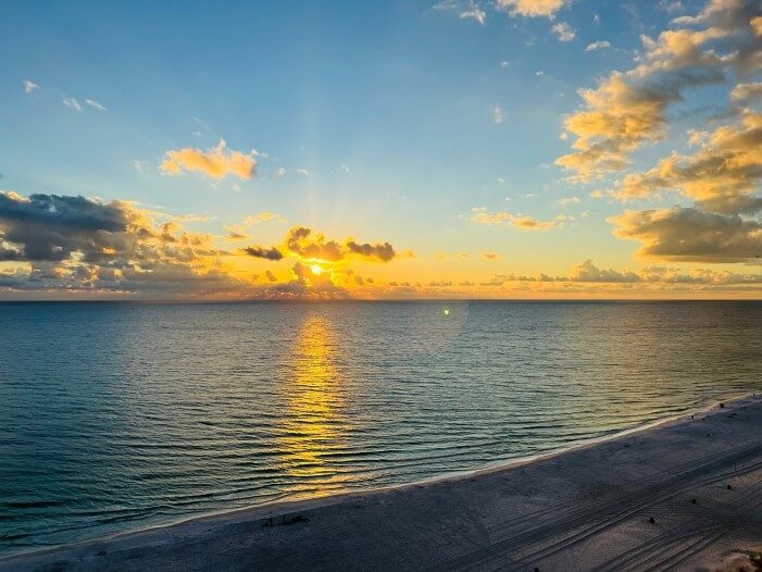 Sonnenuntergang im November in Panama City Beach in Florida