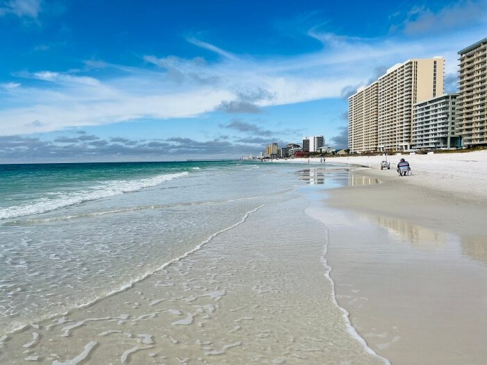 Strandspaziergang in Panama City Beach in Florida Winterurlaub