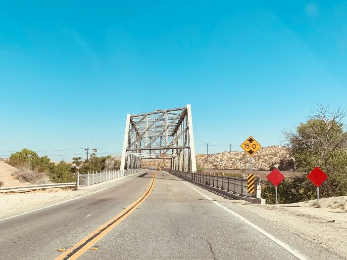 Highway in den USA mit Blick auf eine Brücke