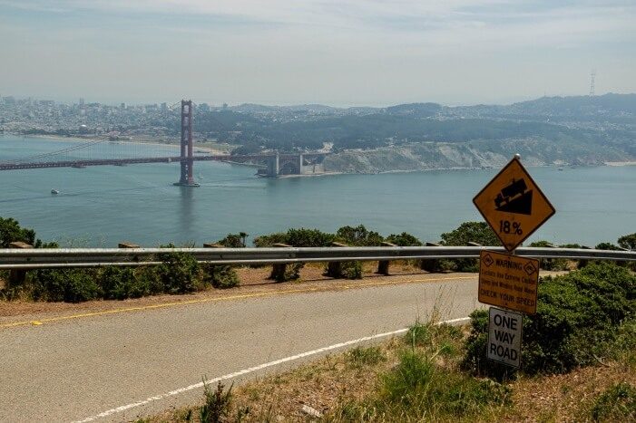 Conzelman Road mit Blick auf die Golden Gate Bridge