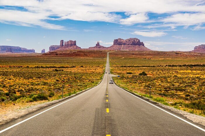 Endlose Straße im Monument Valley