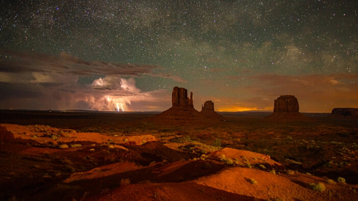 Sternenhimmel im Monument Valley ist der schönste Ort in Amerika