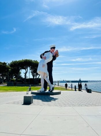 San Diego Kissing Statue vor der USS Midway